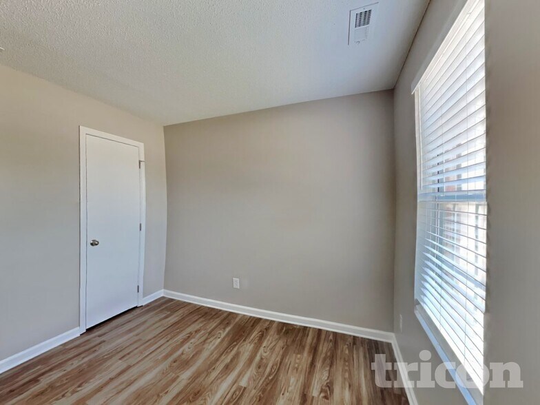 Building Photo - 3120 Riverbrooke Dr