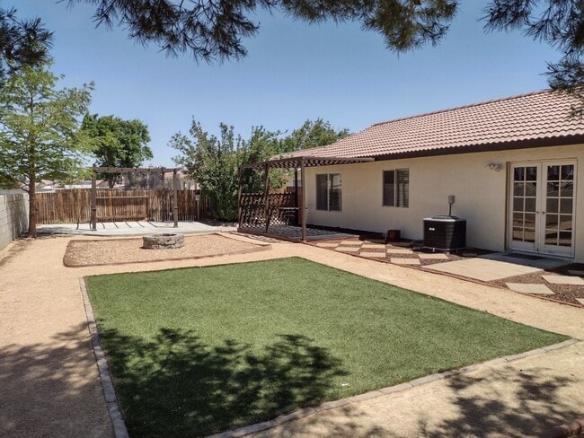 Primary Photo - 43417-43419 Mahogany St
