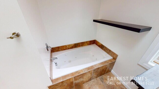 Building Photo - 2577 S Bundy Dr