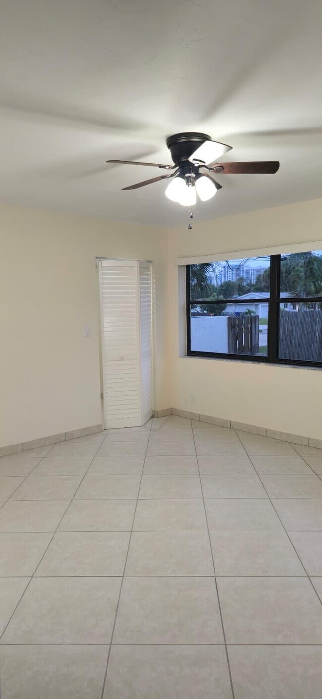 Building Photo - 105 S Riverside Dr