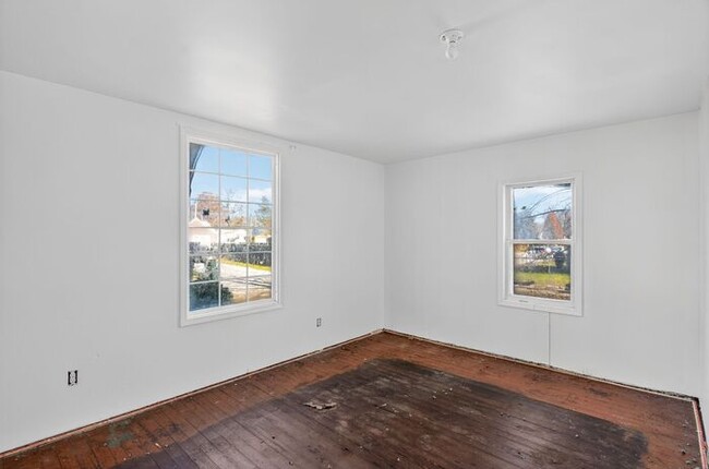 Building Photo - 2405 W 10th St