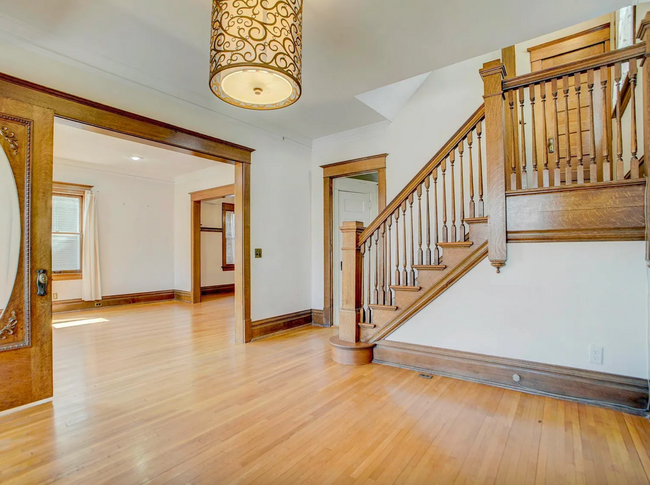 Building Photo - Perfect 5BR Home in Uptown!
