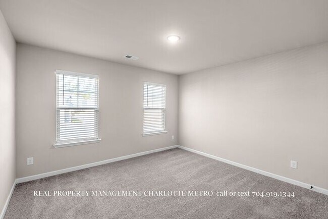 Building Photo - Stunning 4-bedroom, 2.5-bathroom home located in the vibrant city of Charlotte, NC.