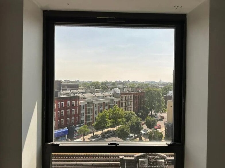 Building Photo - Furnished room/NOT APARTMENT