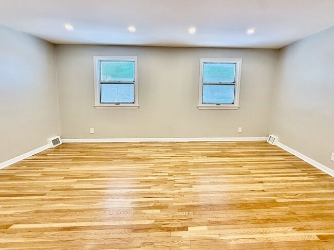 Building Photo - RARELY Offered completely RENOVATED PACKER PARK 3 Bedroom/2.5 Bath HOME w/ Central AC-HARDWOOD Fl...