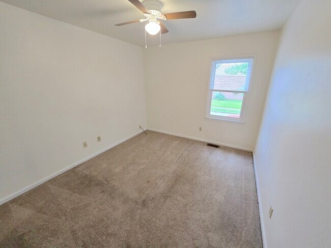 Building Photo - SPACIOUS 4 BED/2.5 TOWNHOME IN GREAT NECK!...