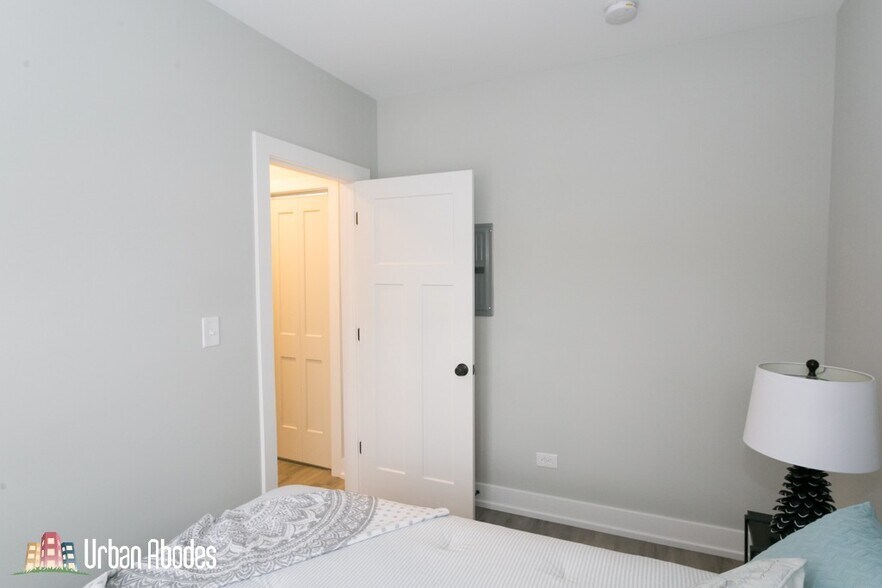 Building Photo - 703 W Brompton Ave