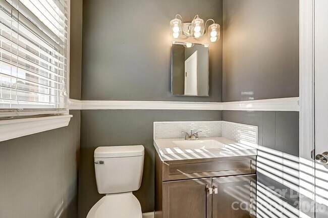 Building Photo - 10 Spruce Pine Dr