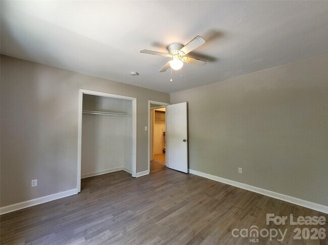 Building Photo - 667 Faith Dr SW