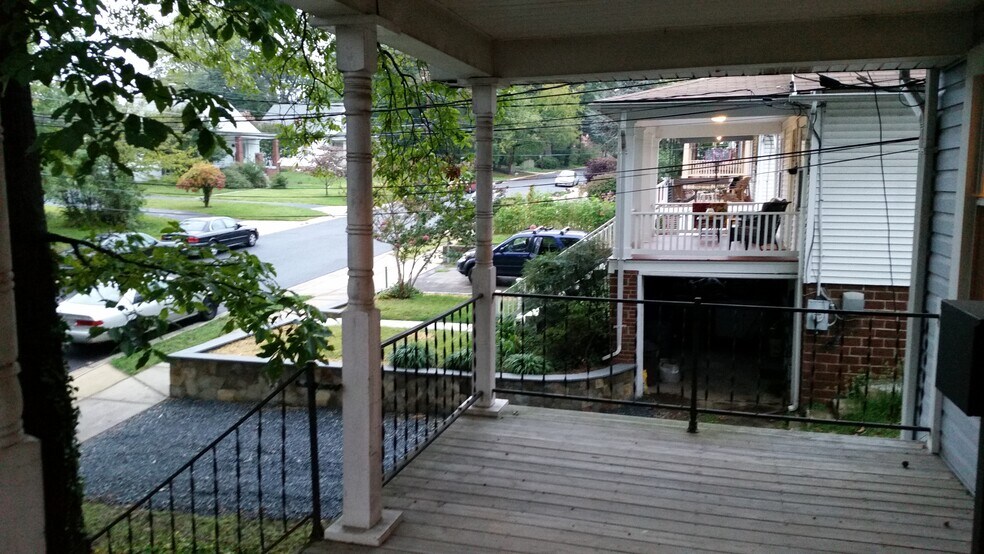 Looking to right , out the front door - 619 Mississippi Ave