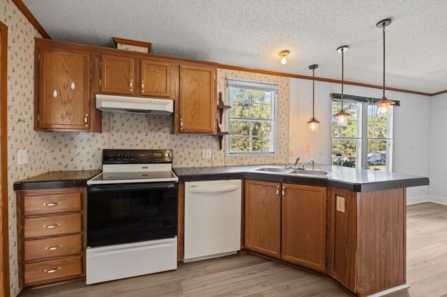 Building Photo - 4 bedroom 2 bathroom spacious home!