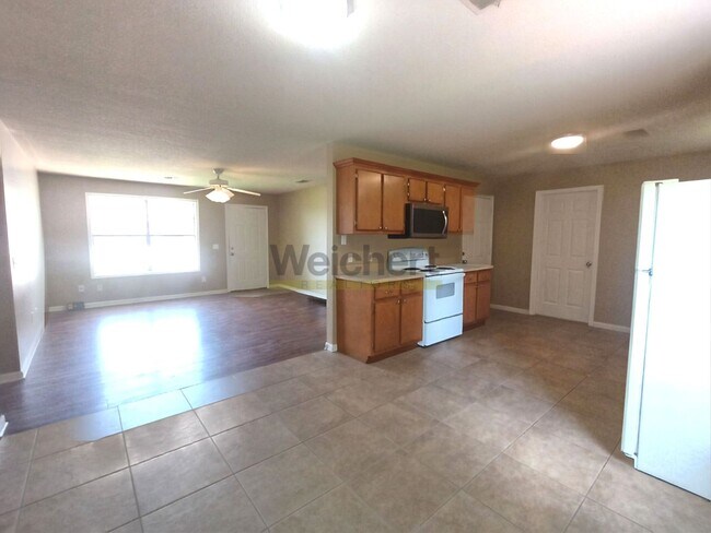 Building Photo - 3Bed/2Bath w/ fenced backyard