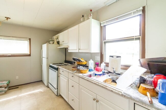 Building Photo - Close to Campus