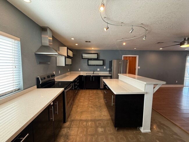 Building Photo - 3035 W 11th Ln