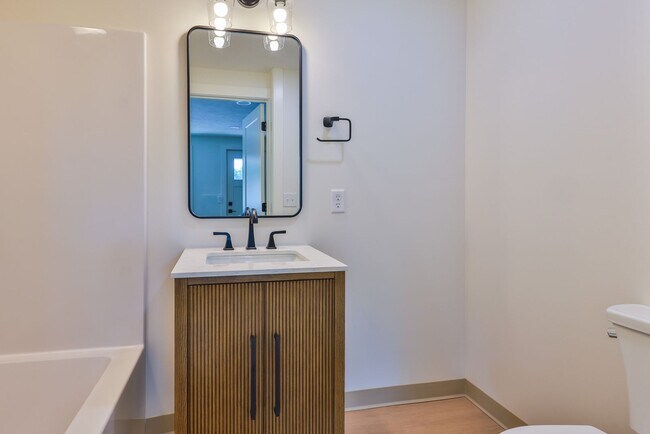 Building Photo - 551 Elm St