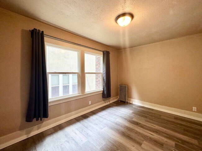 Building Photo - 1606 Lakeview Blvd E