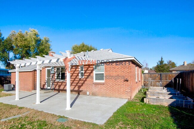 Building Photo - 860 Vics Rd