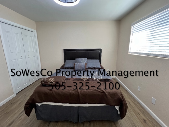 Building Photo - Beautiful Remodeled 3 Bed 2 Bath Furnished...