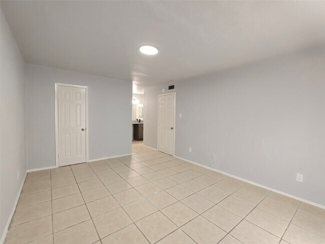 Building Photo - 8034 Antoine Dr