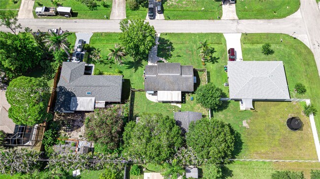 Building Photo - 618 SW Ray Ave