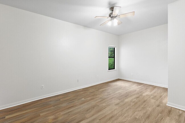Building Photo - Massive 3 Bedroom, 3 Bath Duplex