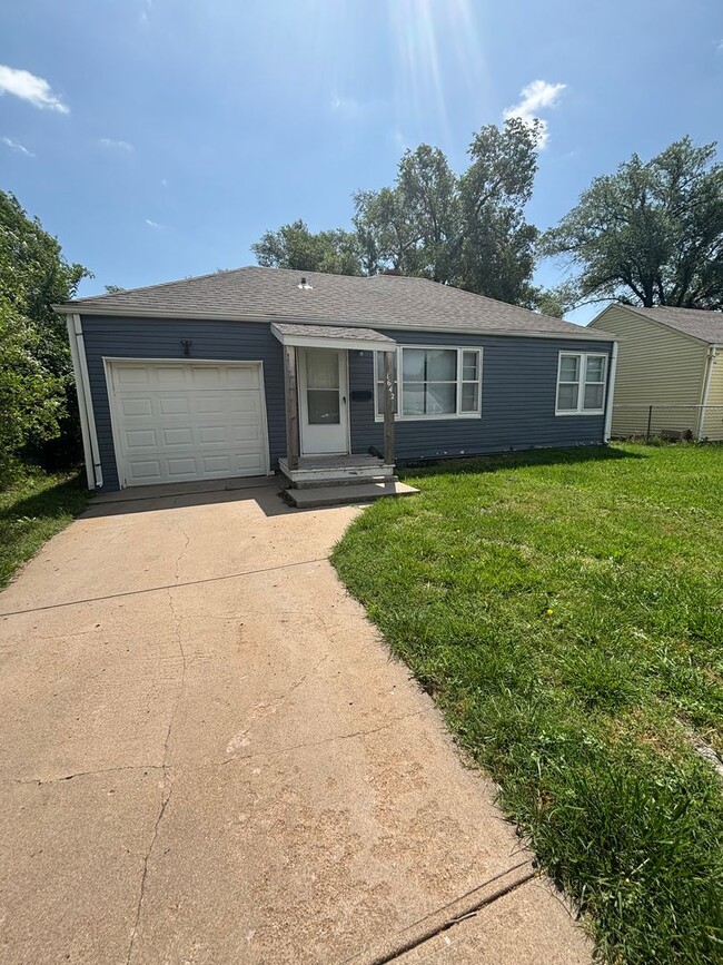 Building Photo - Charming 2 Bedroom 1 Bathroom Home located Northeast Wichita-Move In Ready