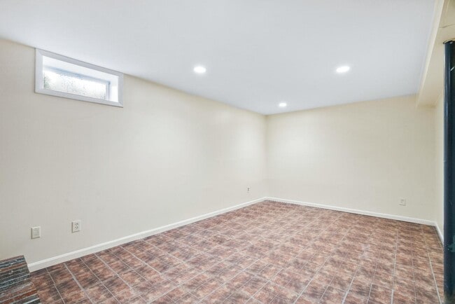 Building Photo - 152 Fairfield Dr