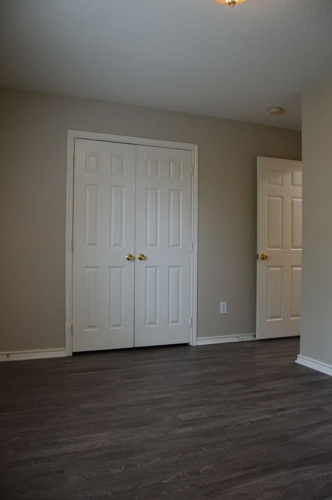 Building Photo - Updated 3-2-2 Home For Lease