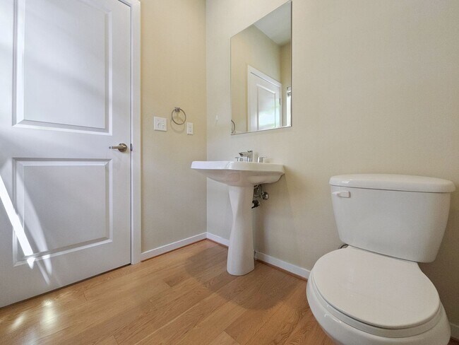 Building Photo - Spacious 3BR/3.5BA Townhome in Desirable E...