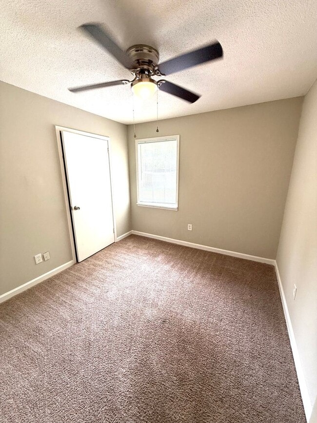 Building Photo - ** 3 bed 2 bath located in Capitol Heights...