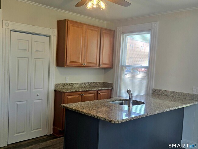 Building Photo - 27 Maple St