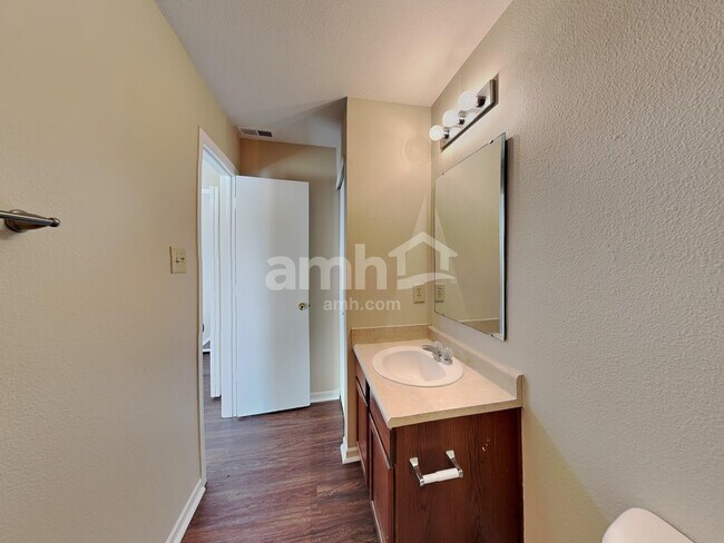 Building Photo - 1420 Dowell St