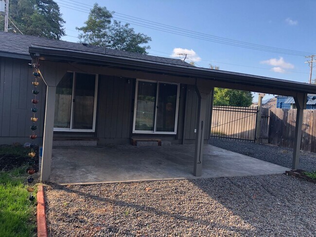 Building Photo - 3 bedroom 2 bathroom house in Thurston!