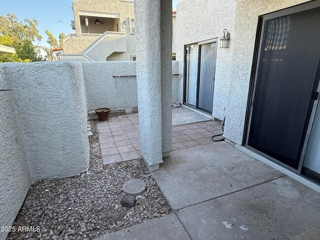 Building Photo - 850 S River Dr