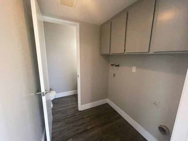 Building Photo - Completely Updated Roseville Townhouse available July 1st