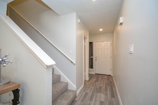 Building Photo - 978 Memorial Village Dr