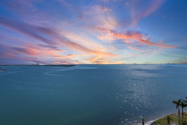 Building Photo - Spacious Waterfront 2/2 condo - Furn. or U...