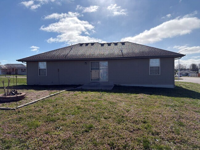 Building Photo - Your Perfect Home Awaits