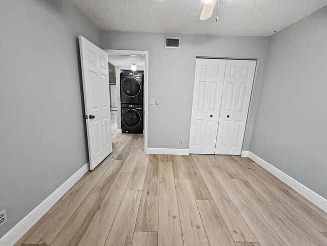 Building Photo - 330 Palmwood Pl