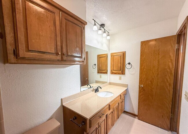 Building Photo - 7019 N Spinnaker Ln