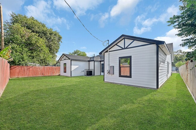 Building Photo - 12009 Meadowgreen St