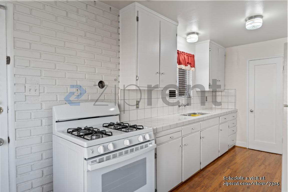 Building Photo - 3534 E Hills Dr