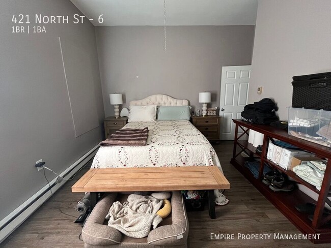 Building Photo - Available! 1st floor: 1 Bedroom/ 1 Bathroo...