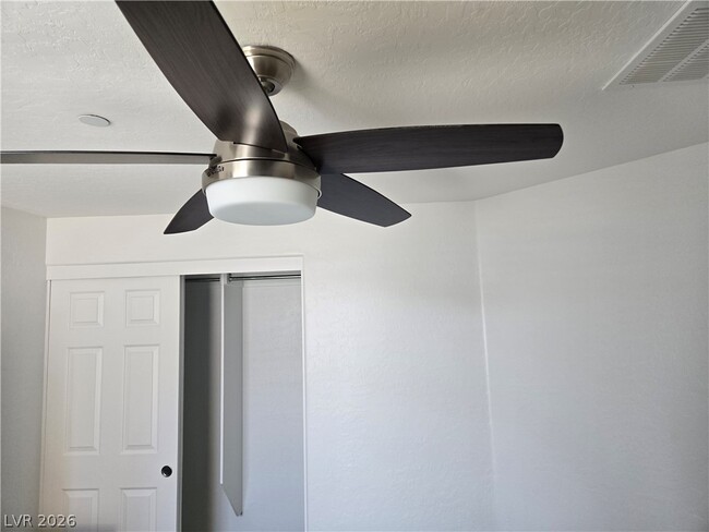 Building Photo - 6868 Sky Pointe Dr