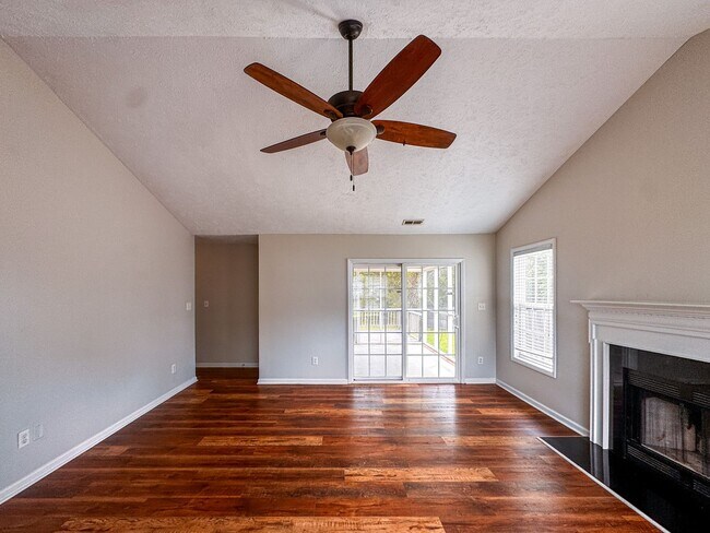 Building Photo - Lovely 3 Bed 2 Bath Plus Bonus Room Home in Raeford