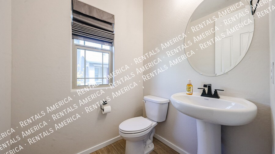 Building Photo - 2858 N Evergreen St