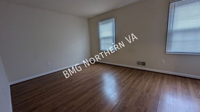 Building Photo - 9819 Town Ln