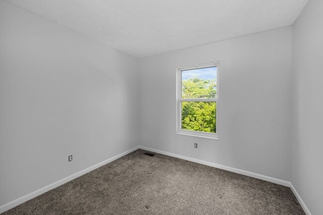 Building Photo - Lebanon- Beautiful 3 bed 2.5 bath home
