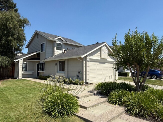 Primary Photo - Updated 2 Bed + Loft / 2 Bath Home in Desi...