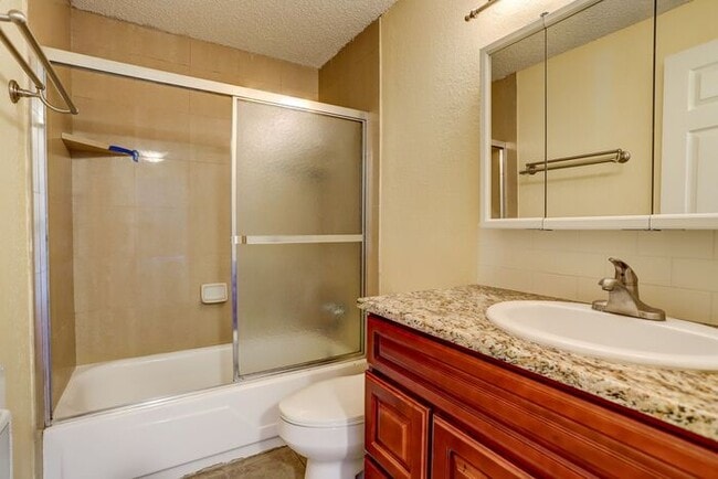 Building Photo - Remodeled Spacious 2 Bed 1 Bath In Quiet Community